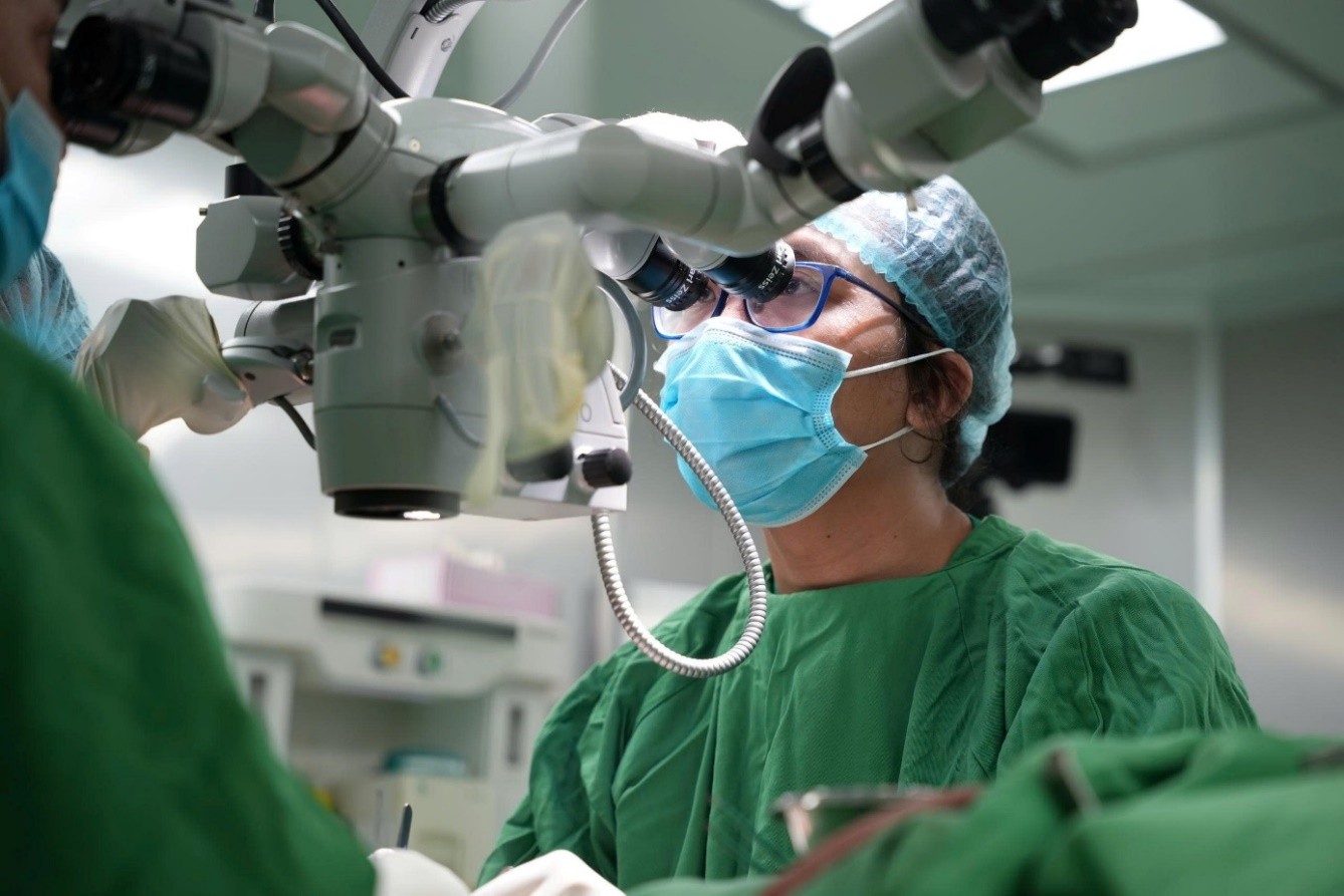 Các Bác sĩ  thực hiện phẫu thuật vi phẫu cho người bệnh